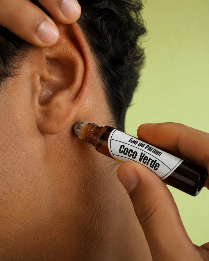 Coco Verde é um perfume roll-on sem álcool, vegano e natural, com uma fragrância fresca, doce e acolhedora — um toque tropical perfeito para dias quentes ou para uma rotina leve e cheia de bem-estar.
